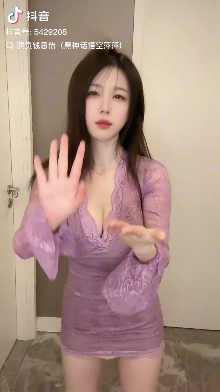 jinnianhui金年会黑神话美女演员钱思怡晒热舞视频：紧身小妈裙 暴力身材一览无遗！