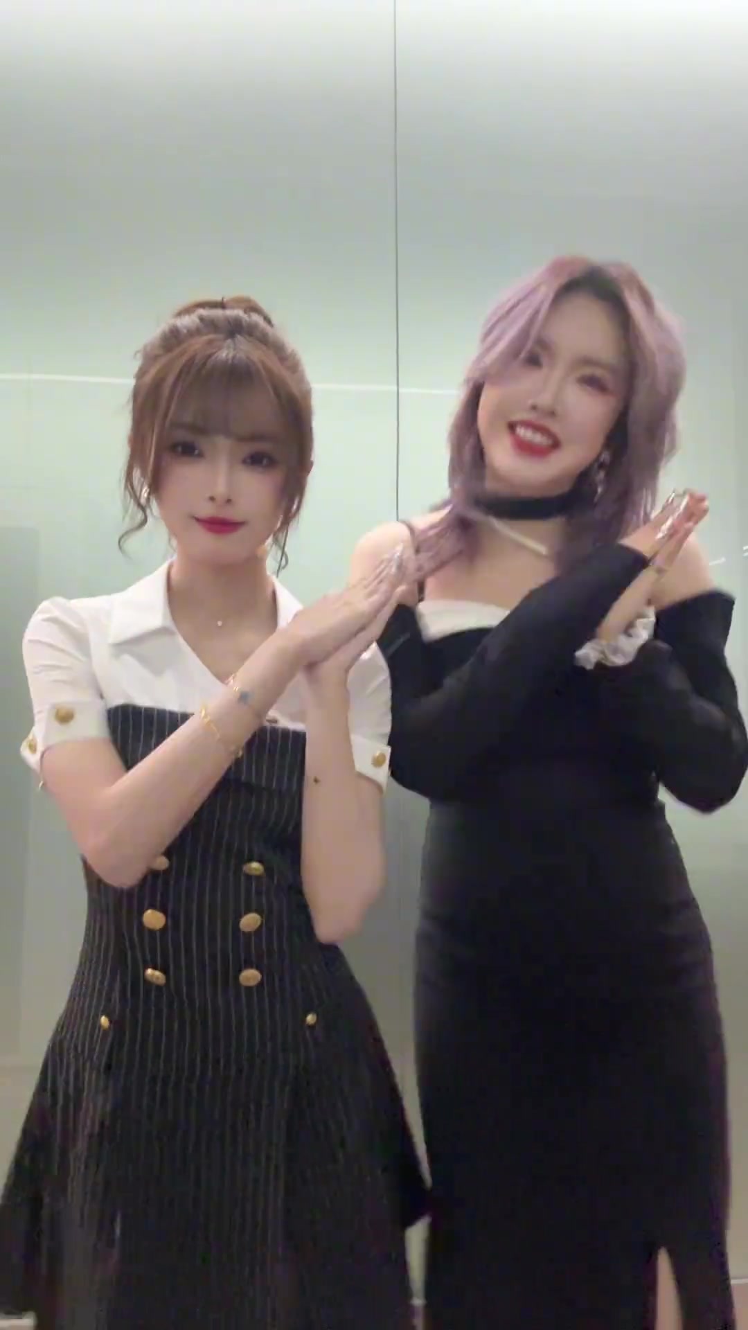 jinnianhui金年会LPL主持泱泱分享与白杨合拍视频：爱出发！瓦区撸区一起发出发