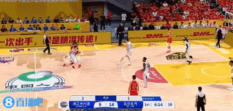 jinnianhui金年会😎继续展示统治力！周琦篮下大帽&冲筐对抗胡金秋得分