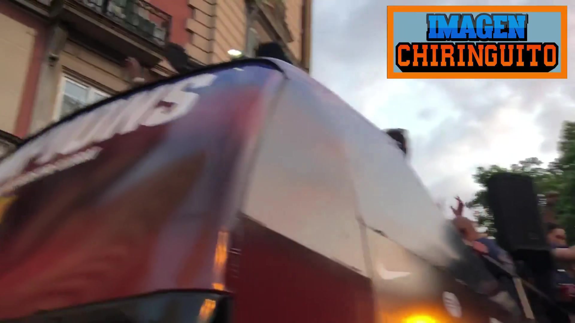 金年会金字招牌信誉至上这图的含金量🤩！亚马尔在大巴上，披着印有梅西为其洗礼的衣服