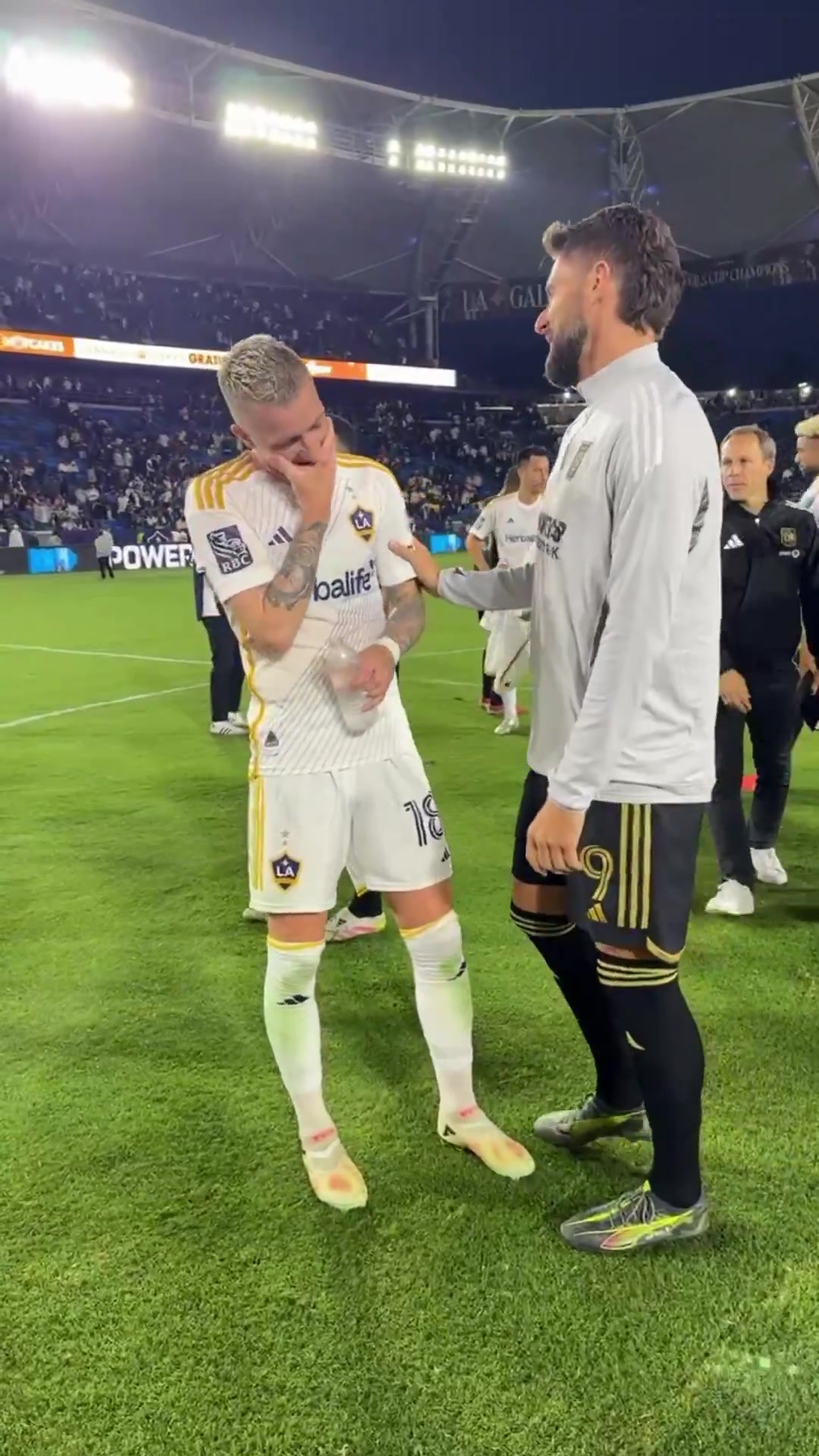 金年会聊啥呢？罗伊斯、吉鲁洛杉矶德比赛后热聊，前者梅开二度