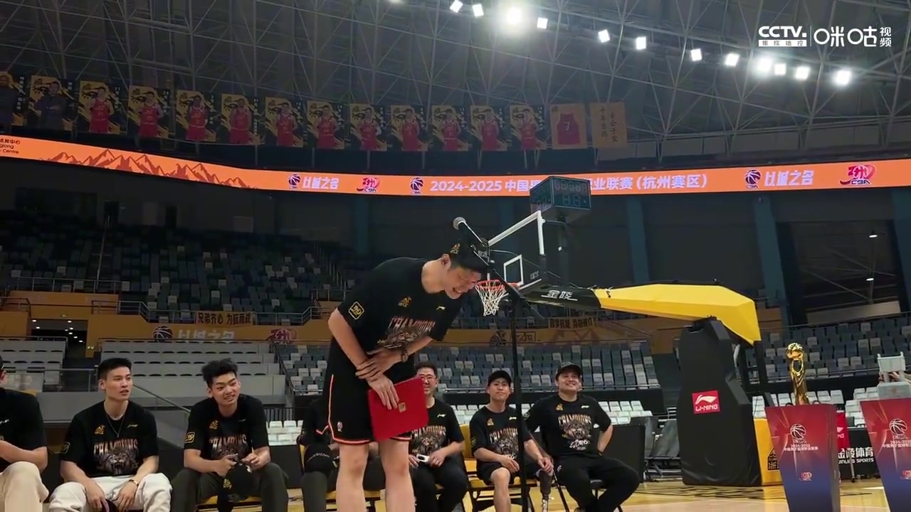 金年会金字招牌信誉至上他值得！胡金秋在广厦球迷答谢会上发言 现场球迷高喊MVP