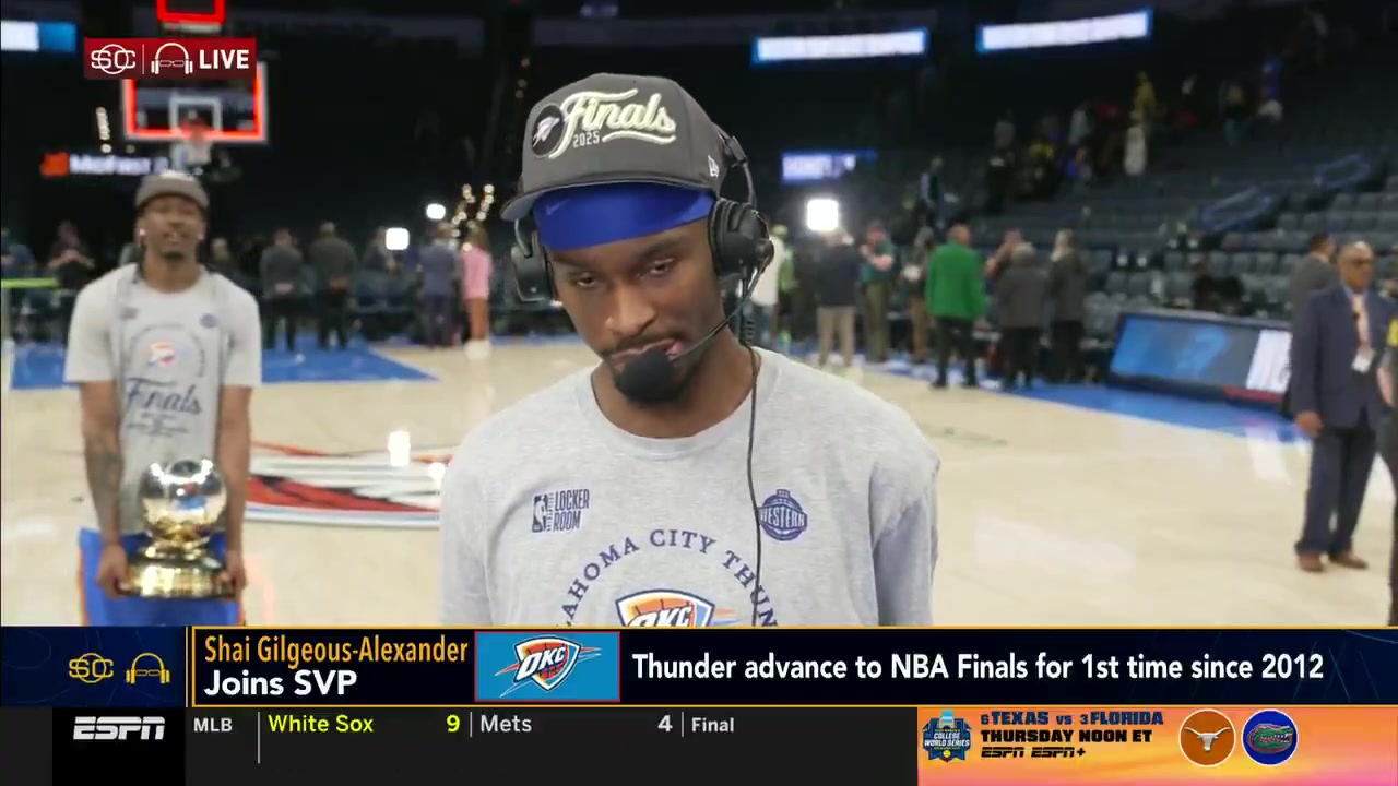 金年会金字招牌诚信至上亚历山大接受采访&杰伦威在后面抱着奖杯嘚瑟 SGA：走开啦😅！